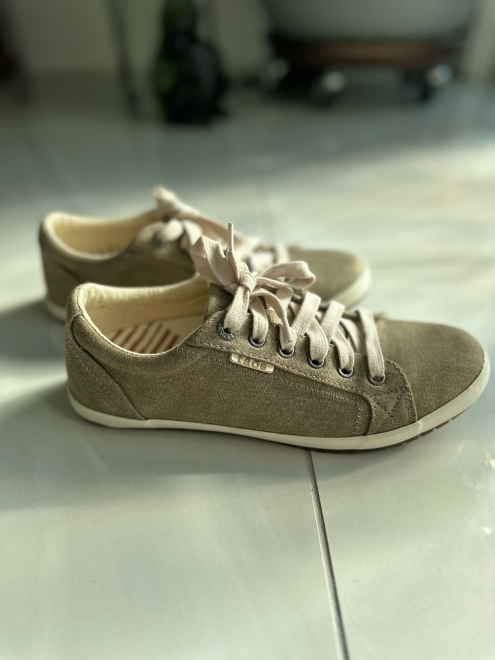 TAOS STAR CANVAS SNEAKERS- SIZE 8.5-ELEVATED EVERYDAY ESSENTIAL